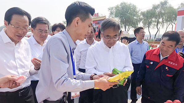 胡春华副总理观摩了解土家爱食品